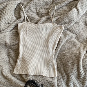 super fint linne - ett ribbstickat linne som bara användt en gång, märkte när jag köpt de att de var för litet för mig! aldrig användt😍