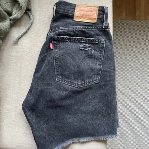 Levis shorts  - Säljer mina Levisshort 501. Jättefint skick och väldigt fina. Passar mig som är 36/38 i storlek 