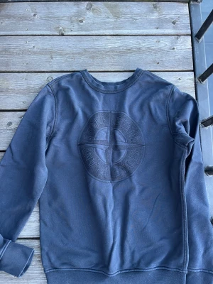 Stone island sweatshirt🛩️💖 - Säljer en asball stone island sweatshirt i strlk S! Kan tyvärr inte skicka några bra bilder på då den är lite för liten för mig🩵