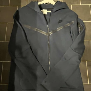 Nike teech fleece - Nike teecfleece Mörkblå Användt Max 2-3 gånger. Storlek M. För stor för mig därför jag säljer den ganska billigt!