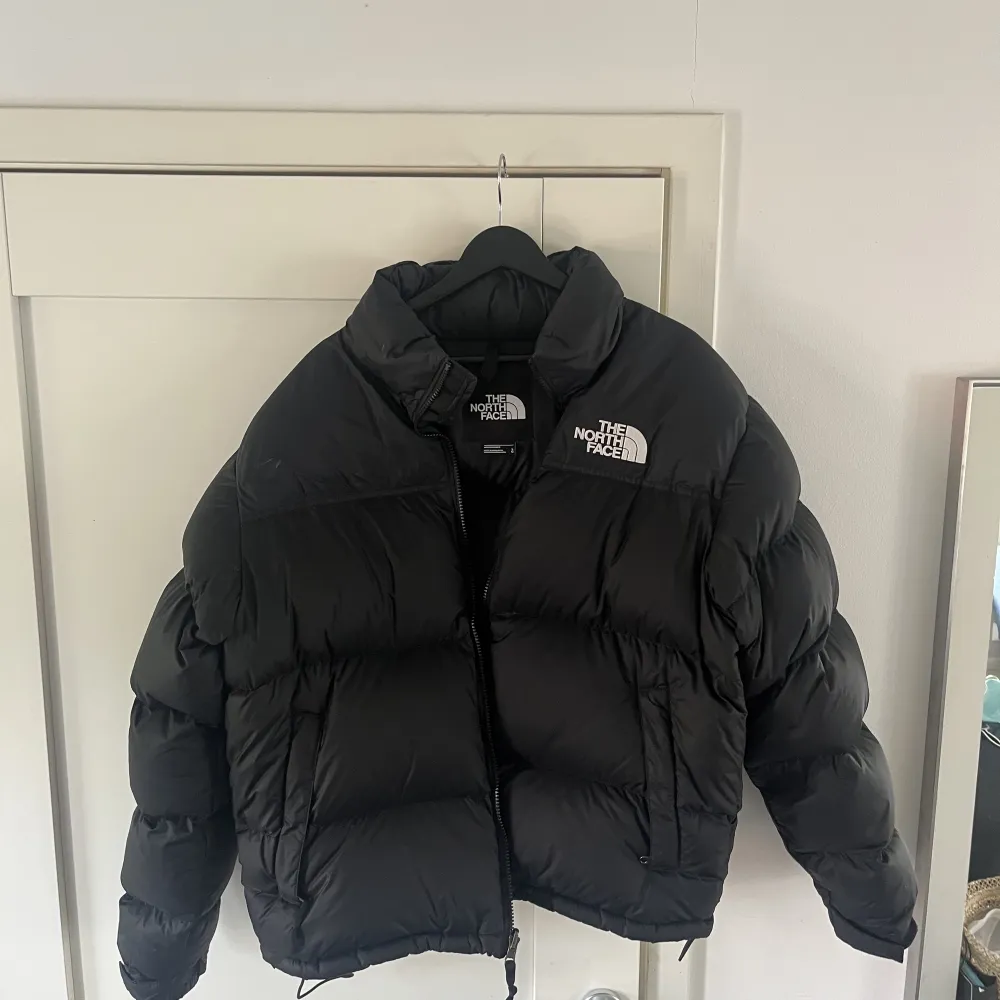 The North Face 1996 Retro Nuptse Jacket från SNS köpt för 3500kr och använd under en vinter bara. Så väldigt sparsamt använda säljer denna pågrund av att jag har köpt en ny. Jackor.