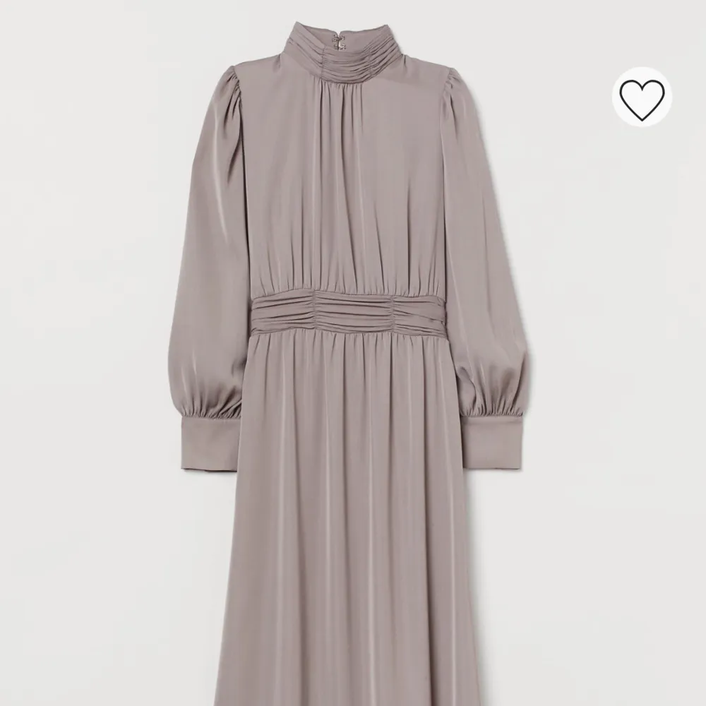 Säljer denna fantastiska klänning i grå/beige som jag köpt men som är alldeles för liten. Prislappar sitter kvar.  Fler bilder kan skickas vid förfrågan. . Klänningar.