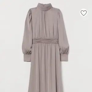 Säljer denna fantastiska klänning i grå/beige som jag köpt men som är alldeles för liten. Prislappar sitter kvar.  Fler bilder kan skickas vid förfrågan. 
