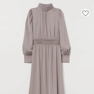 Klänning H&M - Säljer denna fantastiska klänning i grå/beige som jag köpt men som är alldeles för liten. Prislappar sitter kvar.  Fler bilder kan skickas vid förfrågan. 