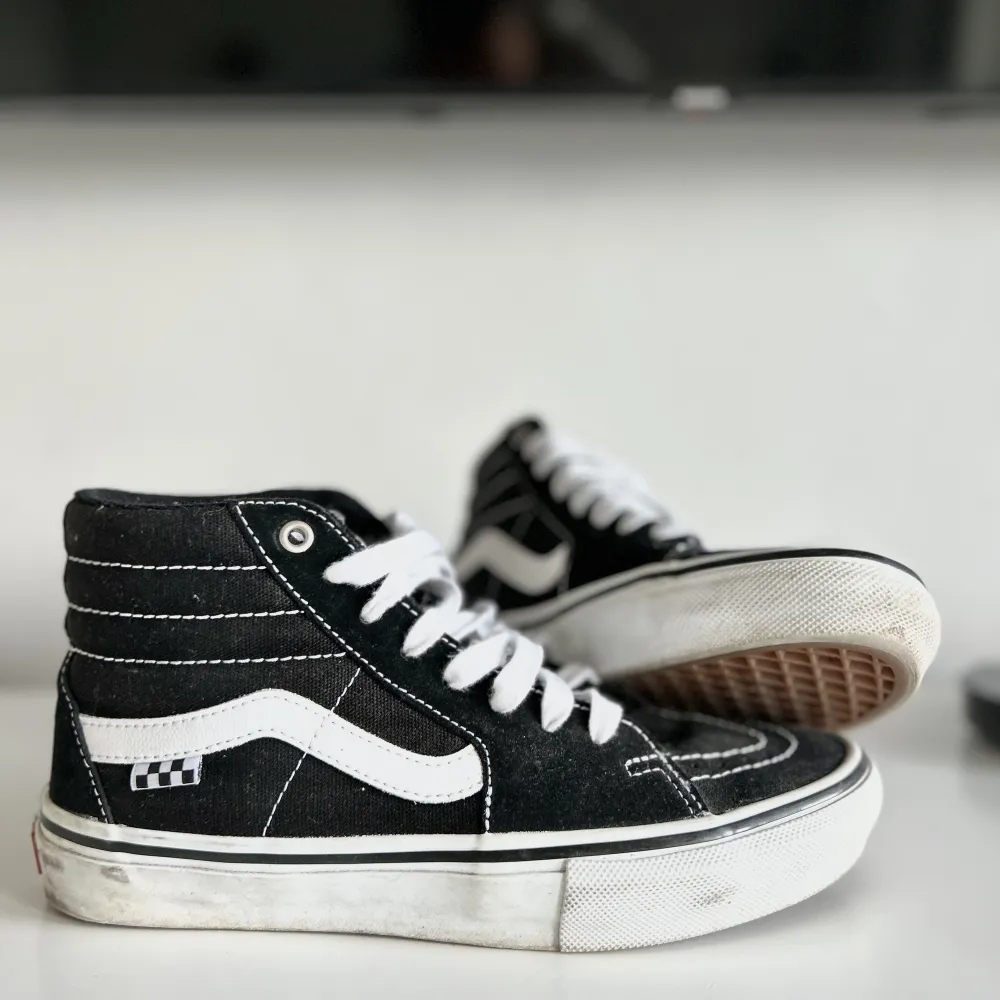 Mycket fina & knappt använda Vans sneakers i stlk 49. Inga skador  Ord. Pris 999kr Mitt pris: 450kr. Skor.