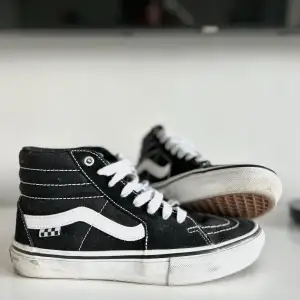 Mycket fina & knappt använda Vans sneakers i stlk 49. Inga skador  Ord. Pris 999kr Mitt pris: 450kr