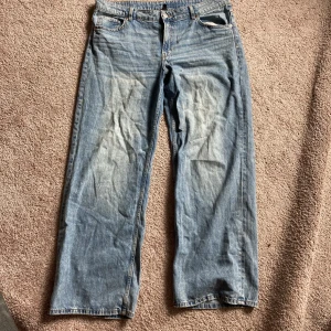 Low wide jeans - Lågmidjade vida jeans ifrån hm. Inte super mycket använda, sköna och snygga!😍 Tar endast Swish och postar så snabbt som möjligt!🤩