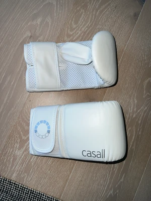 Vita boxningshandskar Casall - Helt oanvända Vita boxningshandskar från Casall. Ligger i orginallådan. 