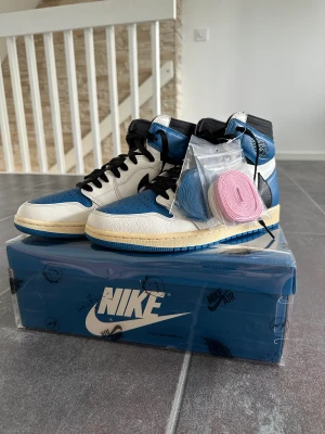 Fragment x Air Jordan 1 Fragment High - Har ett par Fragment x Air Jordan 1 Fragment High som jag har haft ett bra tag nu som bara står i garderoben på hyllan.   Letar efter en köpare till dem. Dem är använda 3-4 gånger men går knappt att se det. Därav priset  Billigare kan gå vid snabb affär! 