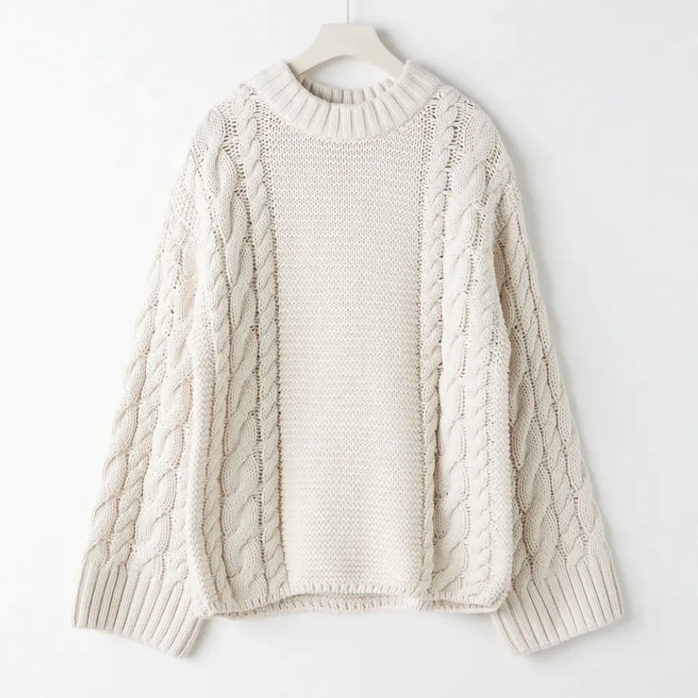Slutsåld kabelstickad tröja från Gina🤍 Storlek S, nyskick. Modellen ”chunky cable knitted sweater” . Stickat.