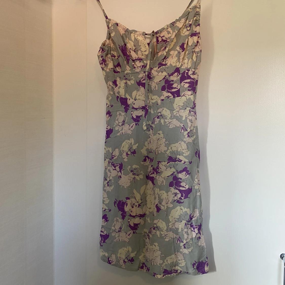 Blommig klänning med prislapp kvar