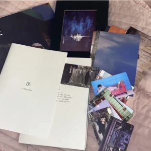 Bts album - Säljer bts BE album. Alla inclusions kommer med men har tagit foton från fotoboken och använt till min vägg så de kommer va häftmassa rester kvar på de bilderna. Se bild 3. WEVERSE GIFT INKLUDERAT