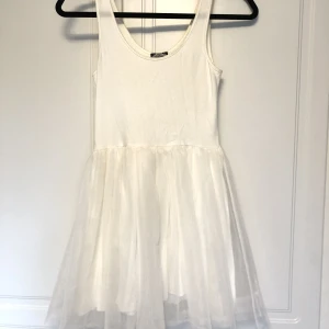 Vit klänning med tyll - Använd fåtal gånger.  Strl xs  Köpt på Bikbok 