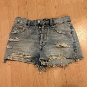 Zara Shorts - Medelhögmidjade shorts från Zara i storlek 34. Endast använda några gånger. Köpare står för frakten💘