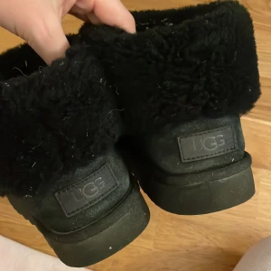 Svarta uggs - Säljer mina supersöta och sköna uggs då jag har flera par och ej behöver dessa mer! Dom är i bra skick men ganska använda därav det billiga priset! Köpt på NK  Göteborg🧡 köparen står för frakt! Sänker alltid priset vid snabb affär! Kram