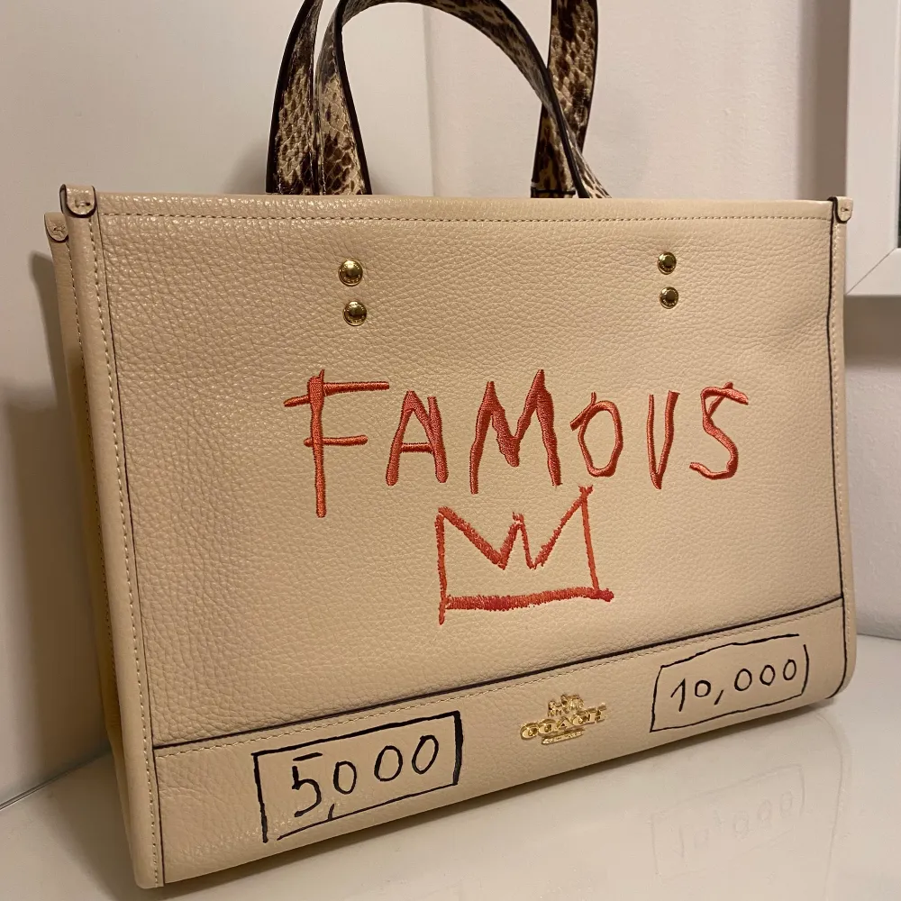 Säljer nu denna sjukt coola väska från Coach samarbete med Jean-Michel Basquiat. Köptes i USA för lite mer än ett år sedan men har aldrig använts (prislappar sitter kvar). Nypris 5188kr ($478), ingår axelrem samt väsksmycke värt ca 700kr.. Accessoarer.