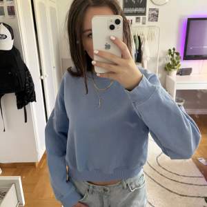 Blå sweatshirt från lager157 med en liten fläck därför billigare💙