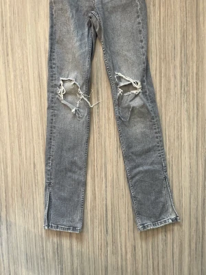 Zara jeans - Snygga jeans ifrån zara. Med hål på knäna och slits längst ner på benen. Sitter bra och passar till det mesta. 