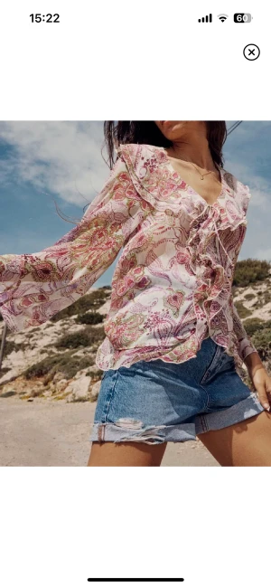 Zara blus - Jag säljer nu denna jättefina blusen ifrån zara💓Nyskick och den är storlek M men är själv en storlek S och den sitter bra så skulle söga xs-M💓