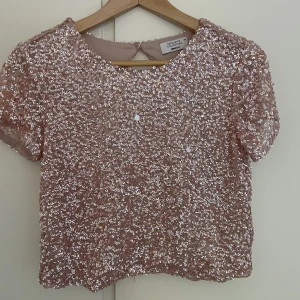 Paljett crop top - Superfin ljusrosa crop top med paljetter. Några saknas på ryggen men det är inget man tänker på.  Upphämtning eller frakt. 