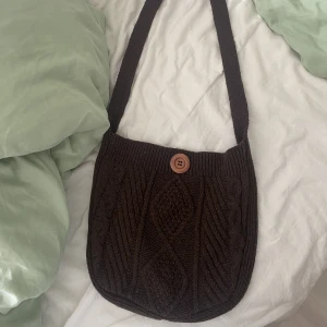 väska  - super söt stickad väska.