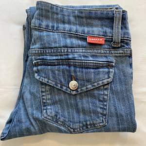 lågmidjade jeans från HM med super snygga fickor! storlek 36 men passar nog bättre som 34💞 de har gått upp lite där bak men det är väl lagat och syns knappt 🫶