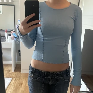 Tröja med detaljer - Söt blå tröja med detaljer, använd fåtal gånger och är i bra skick. Rätt så stretchigt material💕