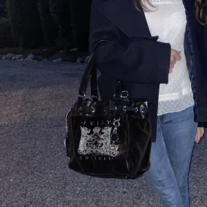 Juicy Couture väska - Säljer min jättefina juicy väska. Den är perfekt storlek för böcker o dator etc till skolan.💗 Säljer pga låg användning. Köpt för ett tag sen men varsamt använd! men däremot en defekt som ni ser på bild 3 som ändå täcks av en fin berlock!💗💗
