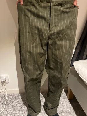 Byxor - Passar på kille som är 180 cm. Sköna och lätta, Skater. Original pris: 749kr. Säljs för 639kr, spara 110kr. Storlek: 28/31 herr.