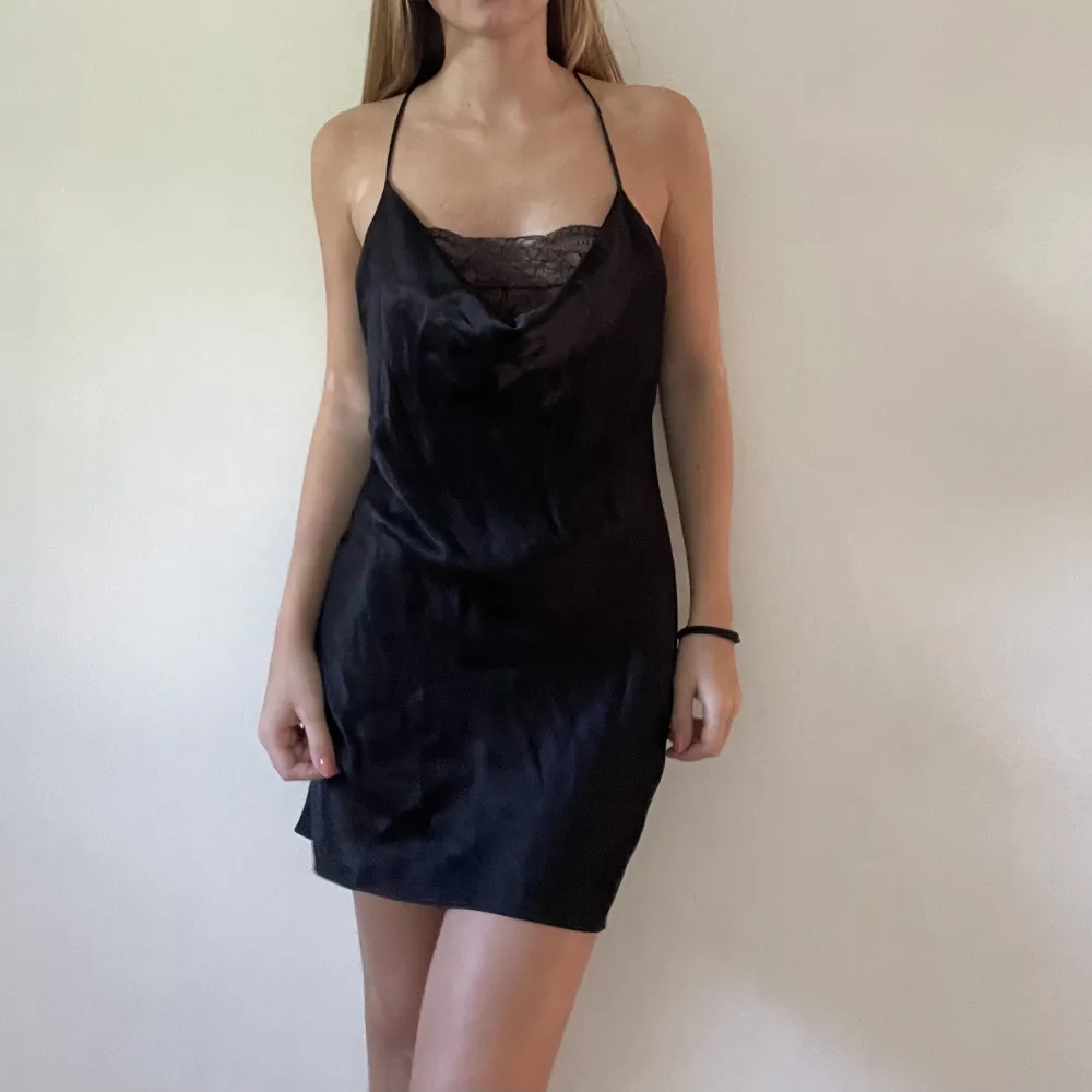 Säljer denna svarta satin klänningen med spets från zara. Aldrig använd. Om fler är intresserade blir det budgivning. *frakt tillkommer*. Klänningar.