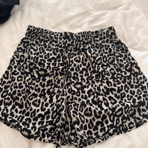 Shorts  - Shorts i leopard, knytsnöre, aldrig använda 