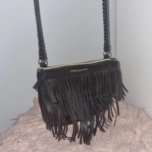 Luten svart väska - Liten svart väska med långt band mycket plats! Använd 5-10 gånger!