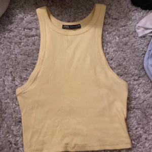 Zara linne - Gult zara linne som inte kommer till användning. Har en fläck, se sidan 3 därav priset💞 hör av dig vid frågor eller intresse💕