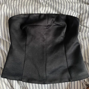 Tubtopp mango - Tajt dösnygg tubtopp från mango med lappen kvar och helt oanvänd!! Säljs inte längre och köpte för 400 kr 💘