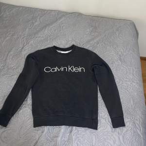 Calvin Klein tröja i storlek xs (164 cm-172 cm). Skick 9/10, 
