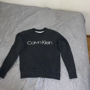 Calvin Klein tröja. Använd några få gånger, säljs för att den inte passar mig längre. - Calvin Klein tröja i storlek xs (164 cm-172 cm). Skick 9/10, 