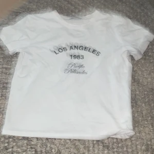 T-shirt med tryck  - Jättefin T-shirt från zara med text. Perfekt till skolan 