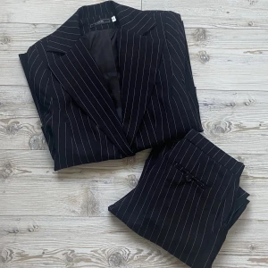 Kavaj + kostymbyxa paket  - Säljer detta paket med matchande kavaj och kostymbyxa 🖤OBS: Kavajen är storlek 36 och byxorna är storlek 34!