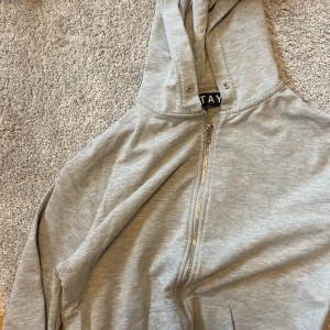 Zip hoodie  - Tyvärr är smörerna borta annars ingen defekt🌟