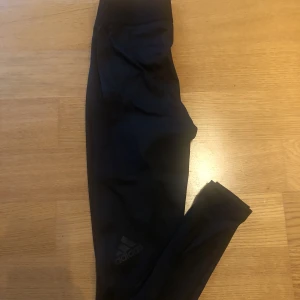 Oanvända träningstights från Adidas storlek XS - De är oanvända  Det finns ficka på sidan för mobilen 