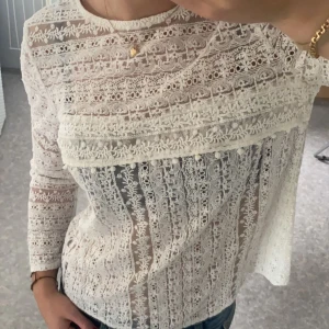 Broderad topp❣️ - jättefin broderad långärmad topp, köpt second hand och är aldrig använd, därför fint skick❣️ passar storlekar XS/S Kontakta mig för frågor om mått och intresse❣️