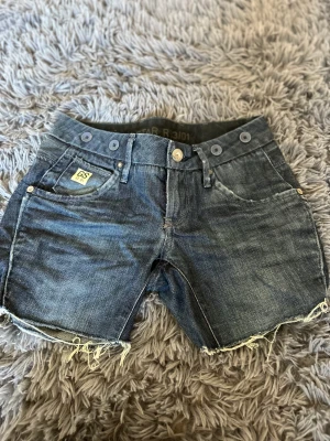Jätte fina shorts - Jättefina shorts y2k style. Dom från secondhand märket är gs