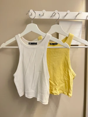 Zara linne - Säljer två populära zara linnen!! 🪽💛Båda är i storlek s, passar xs. 1 för 40, 2 för 75 🤍