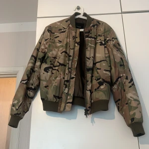 Camo bomber jacket - Warm autumn bomber jacket with smart pockets. Double zip. No defects, like new