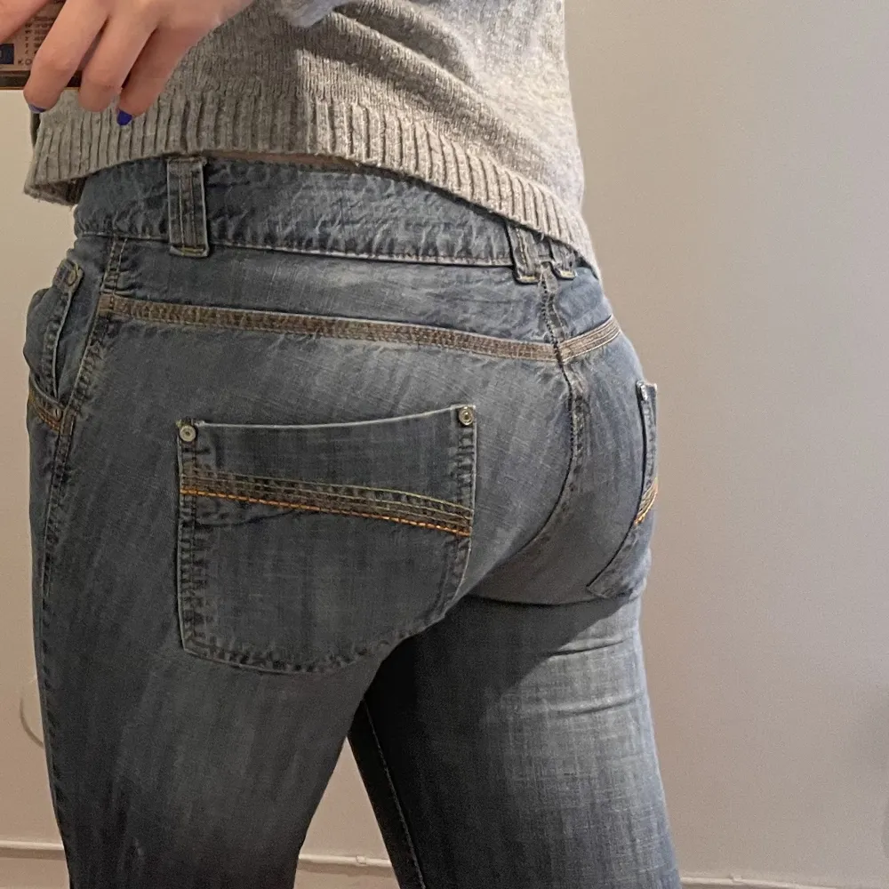 Lågmidjade jeans som är som nya. Säljer pga att de inte passar mig helt perfekt :) Superfina!! Storlek 40 men skulle säga att de passar 38/M också💖. Jeans & Byxor.