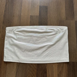 Bandeau topp strl L - Säljer en silvring bandeau topp i strl L från H&M. Enbart använd 1 gång då den år för stor för mig! 