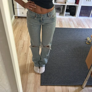 Zara jeans - Jeans från Zara med hål, knappt använda och därmed i bra skick. Säljer då jag ej har användning för dem. Midjemått 38cm, innerbenslängd 83cm Skriv till mig om frågor🩵