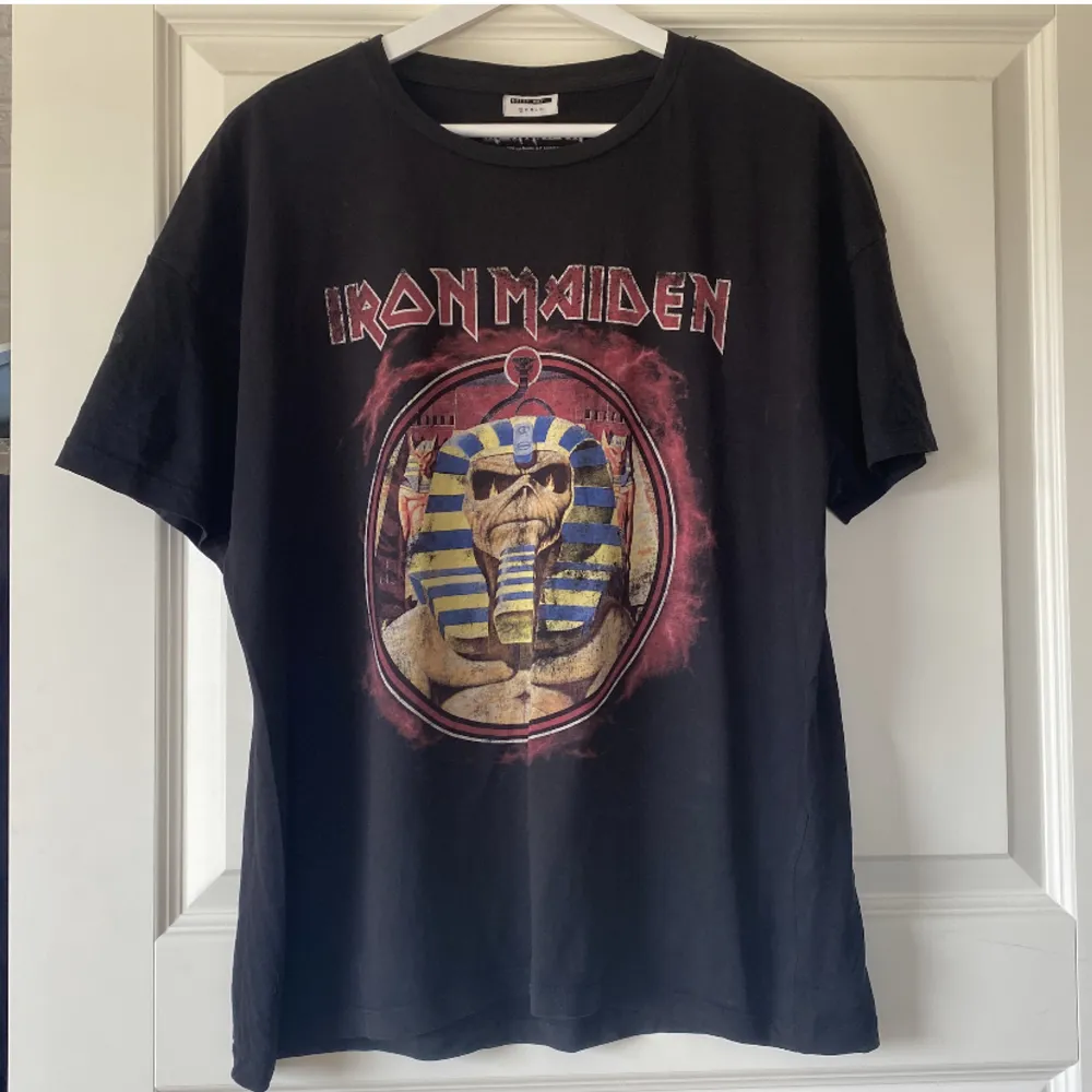 Licensed Iron Maiden Powerslave merch från Noisy May. Köpt på Vero Moda. Kan tänka mig att den kan vara lite oversized på någon som är kortare än mig.. T-shirts.