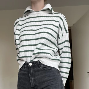 Stickad tröja  - Stickad tröja med krage