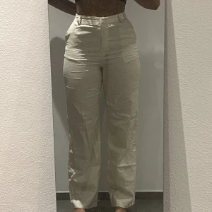 Linnebyxor - Långa ljusa linnebyxor från NA-KD, nyskick! 🩷💛